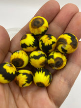 Load image into Gallery viewer, 10 Sunflower Pattern  Silicone Beads - 15mm

